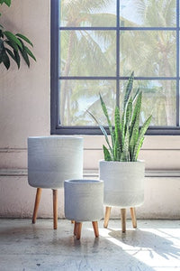 Ola varying pot with wood legs