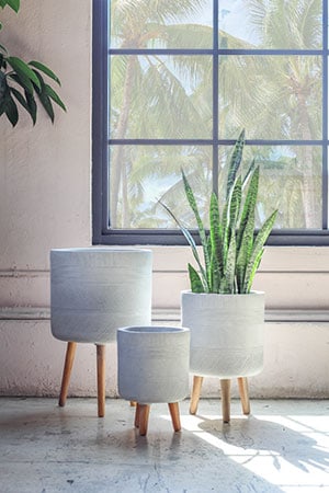 Ola varying pot with wood legs